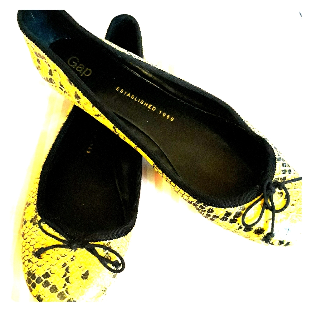 Yellow and black snake skin print flats!